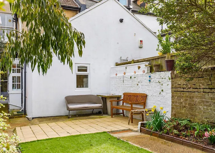 Central Hove Flat W Large Garden